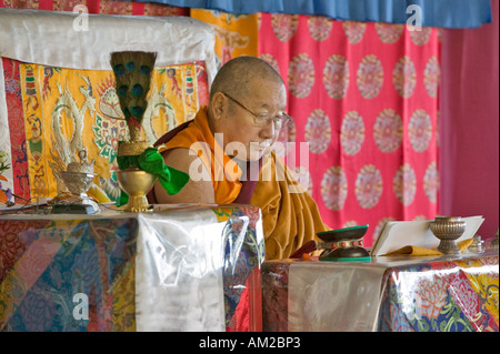 HH Penor Rinpoché né tibétain chef suprême du Bouddhisme Nyingmapa préside à l'habilitation à la méditation Amitabha en montage Banque D'Images