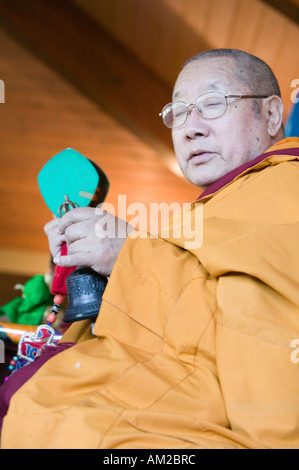 HH Penor Rinpoché né tibétain chef suprême du Bouddhisme Nyingmapa préside à l'habilitation à la méditation Amitabha en montage Banque D'Images