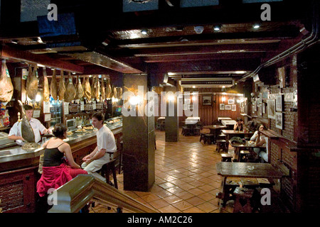 Restaurant/bar à tapas dans le Casco Antiguo (Vieille Ville), Pampelune, Navarre, Pays Basque, Espagne Banque D'Images