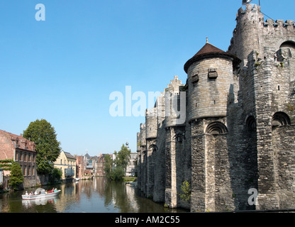 Gravensteen et bateau d'excursion sur le Canal Lieve, Gand, Belgique Banque D'Images