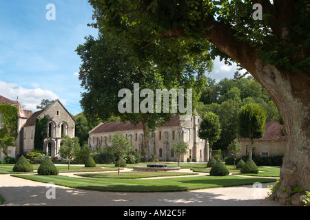 Motifs de l'abbaye avec la Forge en arrière-plan, l'abbaye de Fontenay, nr Montbard, Bourgogne, France Banque D'Images