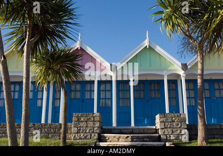 Baignade anglais traditionnel des chalets à Greenhill Gardens, Weymouth, Dorset Banque D'Images