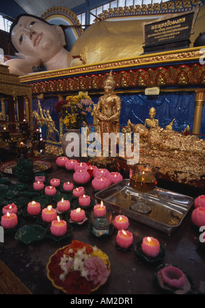 Georgetown Penang MALAISIE Wat Buppharam Chayamangkalaram Temple du Bouddha ou dormir couché figure et lotus bougies en forme Banque D'Images