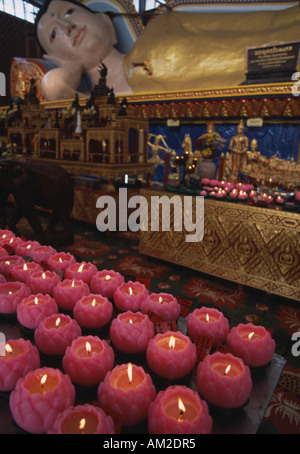 Georgetown Penang MALAISIE Wat Buppharam Chayamangkalaram Temple du Bouddha ou dormir couché figure et lotus bougies en forme Banque D'Images