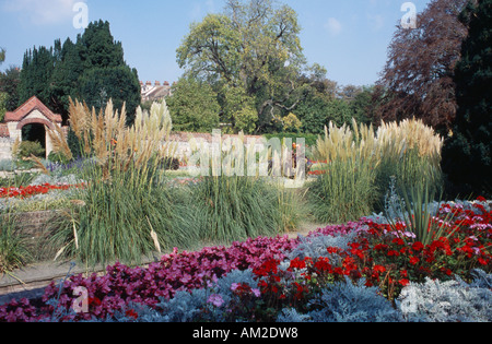 Angleterre East Sussex Lewes Jardins Southover Grange literie fleurs colorées s'affiche dans un jardin qui date de 1572. Banque D'Images