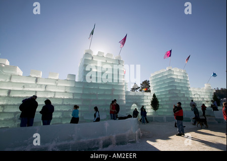 Palace fait de blocs de glace au carnaval d'hiver annuel Saranac Lake New York Banque D'Images