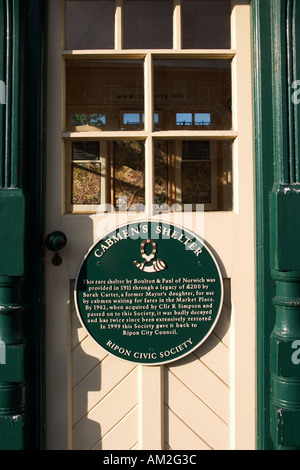 Plaque montrant l'histoire de l'ancienne Cabmens abri dans le Market Square North Yorkshire Angleterre Ripon Banque D'Images