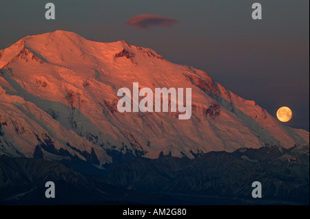 La pleine lune et Mt McKinley, Réflexion Étang Parc National Denali en Alaska Banque D'Images