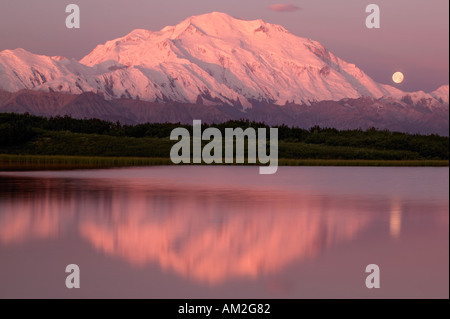 La pleine lune et Mt McKinley, Réflexion Étang Parc National Denali en Alaska Banque D'Images