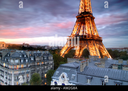 France Paris Tour Eiffel au coucher du soleil surplombant la ville Banque D'Images