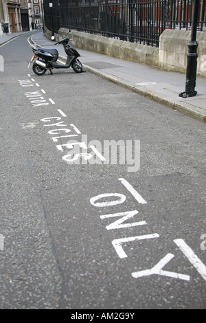 Bell Londres WC2 baie de cour parking pour motos et scooters en solo qu'avec un scooter Banque D'Images