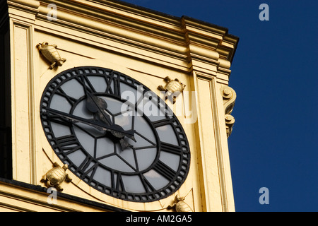 Le temps se déplace lentement l'horloge dorée avec les tortues terrestres contre le ciel bleu clair au Civic Hall Leeds West Yorkshire UK Banque D'Images