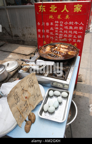 La nourriture en vente en Chine Beijing hutong Banque D'Images