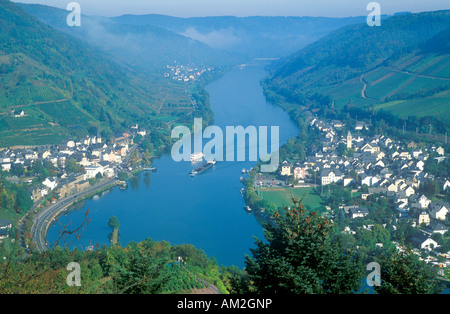 Vue panoramique sur la vallée de la Moselle, en Allemagne avec les villes (à gauche) et de l'Alf Briedel (droite) Banque D'Images