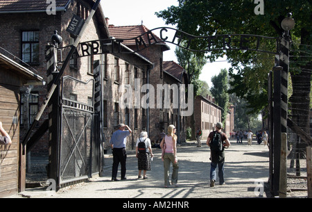 Le fameux gates à Auschwitz, Oswiecim, portant l'inscription 'Arbeit macht frei" (le travail rend libre), la Pologne. Banque D'Images