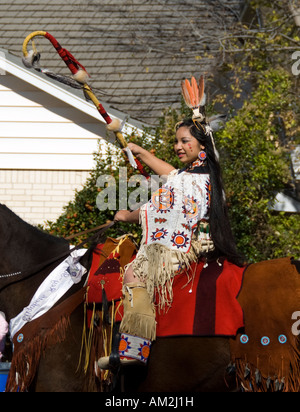 Un American Indian girl rides son cheval dans un défilé du centenaire dans la région de Guthrie, Oklahoma, USA. Banque D'Images