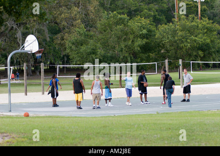 Les jeunes adultes du quartier dans un pick up jeu de basket-ball Banque D'Images