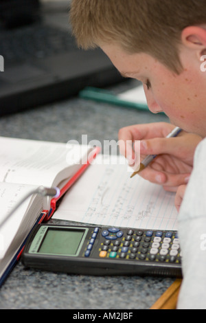 L'aide aux étudiants à faire calculatrice devoirs de mathématiques algèbre Banque D'Images