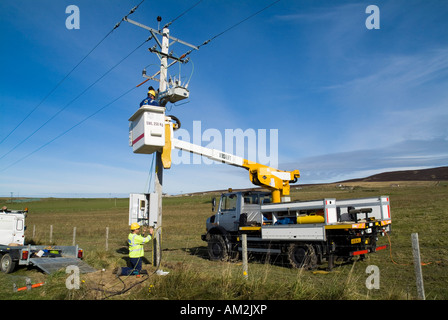 L'électricité hydro-électrique de dh UK ouvriers travaillant sur les lignes de transport d'électricité pôle fil travailleurs grille Orkney Banque D'Images