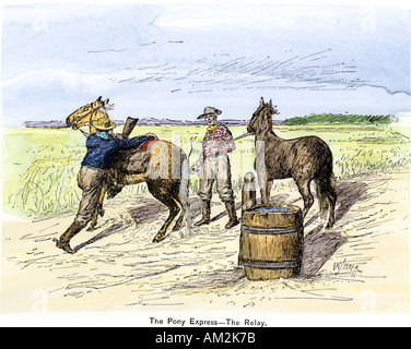 Pony Express rider l'évolution des chevaux à une station de relais sur les plaines. À la main, gravure sur bois Banque D'Images