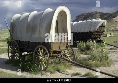 Restauré des wagons couverts (Conestoga wagon arrière) à Scotts Bluff National Monument sur l'Oregon Trail, dans le Nebraska. Photographie numérique Banque D'Images