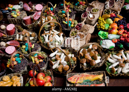 Paniers de légumes miniatures à utiliser dans les configurations du modèle. Banque D'Images