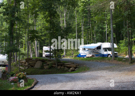 De l'autocar stationné dans la famille de camping privé près de Sylva North Carolina USA Banque D'Images