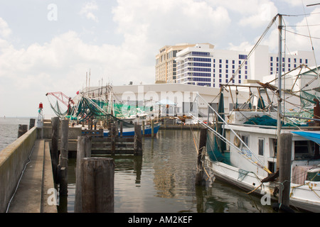 Bateaux de crevettes dans le port de pêche commerciale à côté de nouveaux casinos de Biloxi, Mississippi USA jours avant que l'ouragan Katrina Banque D'Images