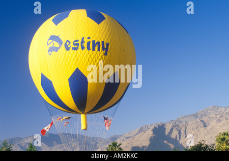 Un ballon en vol au cours de la Gordon Bennett Balloon Race à Palm Springs en Californie Banque D'Images