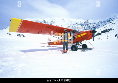 Un cornemuseur Bush avion dans le parc national Wrangell St Elias et préserver l'Alaska Banque D'Images