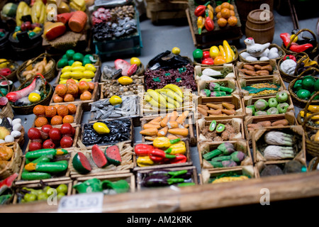 Paniers de légumes miniatures à utiliser dans les configurations du modèle. Banque D'Images