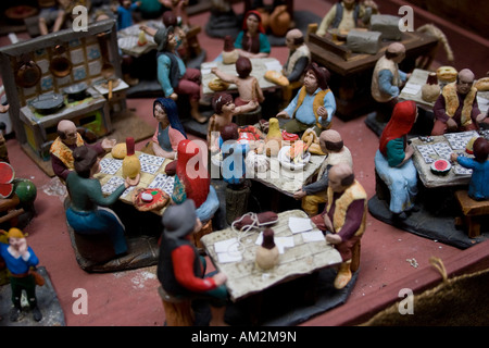 Scène Miniature de personnes appréciant jouant, et avoir de la nourriture. Banque D'Images