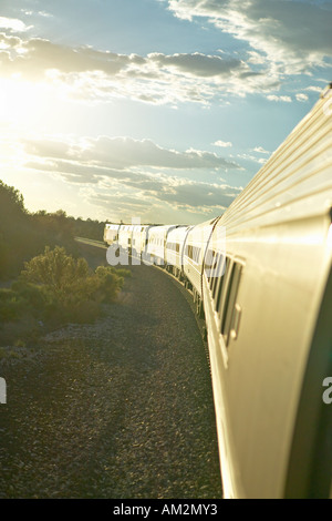 Train de passagers voyageant dans l'Arizona sunset Banque D'Images