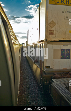 Train de passagers voyageant dans l'Arizona sunset Banque D'Images