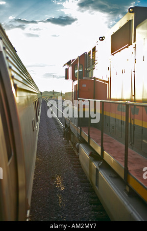 Train de passagers voyageant dans l'Arizona sunset Banque D'Images