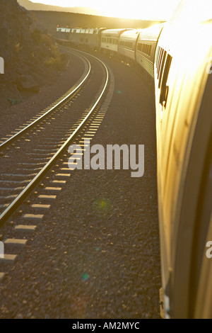 Train de passagers voyageant dans l'Arizona sunset Banque D'Images