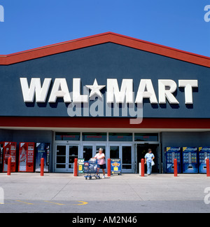 Un nouveau client de quitter magasin Walmart avec un plein panier, l'Ontario, Canada. Banque D'Images