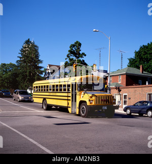 Vue frontale d'un bus scolaire canadien jaune traverser une intersection à Bertie Street, au carrefour, à Fort Erie, Ontario Canada Kathy DEWITT Banque D'Images