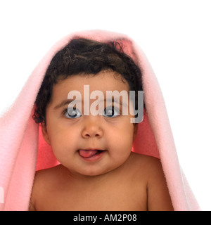 Mignon bébé d'une couverture sur la tête. Banque D'Images