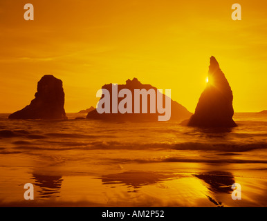 Coucher du soleil et de la mer à la plage de piles de Bandon Oregon USA sur l'Océan Pacifique Banque D'Images