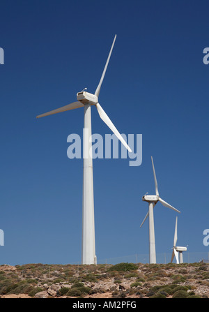 Les éoliennes en exploitation à un parc éolien au-dessus du monastère de Crète, Grèce Banque D'Images