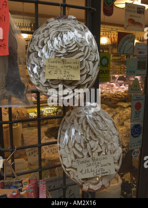 Cèpes en vente à l'extérieur de l'atelier à Lucca Italie Banque D'Images