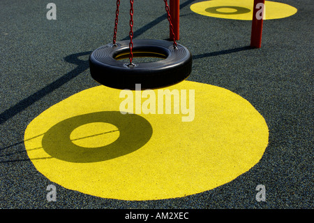 Aire de jeux balançoire pneu avec cercle de sécurité Banque D'Images