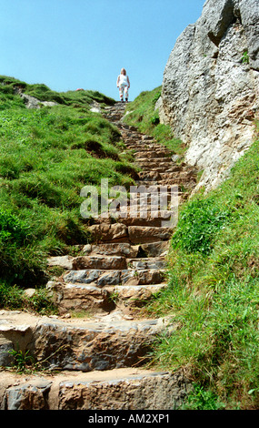 Raide escalier en pierre menant à St Govan s chapelle en Galles Pembrokeshire Banque D'Images