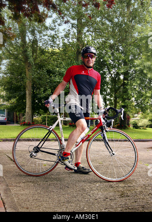 Cycliste de sport irlandais d'âge moyen dans Co. Meath Irlande Banque D'Images