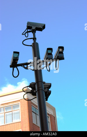 Regardez l'enregistrement des caméras de surveillance du trafic des plaques minéralogiques pour vérifier les dossiers de paiement Banque D'Images
