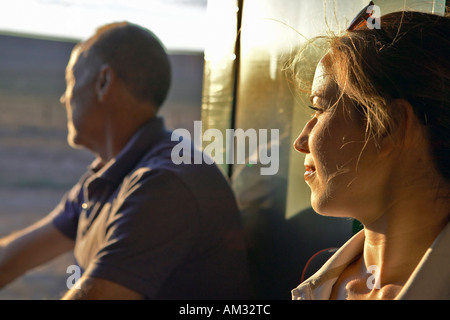 Train de passagers voyageant dans l'Arizona sunset Banque D'Images