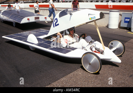 Voiture à énergie solaire à l'énergie solaire et l'AZ 500 électrique Banque D'Images