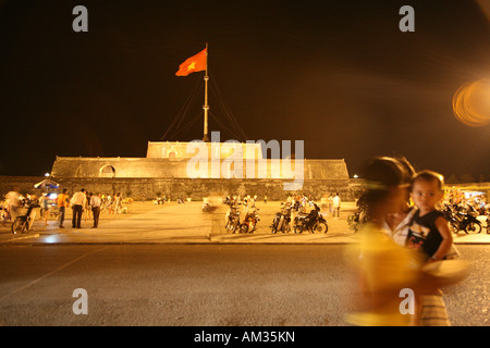 Famille à la tour du drapeau la nuit Hue Vietnam Banque D'Images