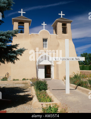 USA. Le Nouveau Mexique. En dessert. L'église San Francisco de Asís Banque D'Images